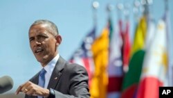 នៅ​ក្នុង​ក្រុង Colorado Springs រដ្ឋ Colorado នៅ​ដើម​ខែ​មិថុនា លោក​ប្រធានាធិបតី​បារ៉ាក់ អូបាម៉ា​​បាន​និយាយ​ទៅ​កាន់​និស្សិត​បញ្ចប់​ការ​សិក្សា​​សាលា​ទ័ព​ជើង​អាកាស​អាមេរិក​ថា៖ «យើង​មិន​អាច​ធ្វើ​ជា​ជន​ប្រកាន់​ភាព​ឯកោនិយម​បាន​ទេ»។