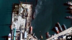 우크라이나 남부 크름반도(크림반도)에 있는 러시아군 함정에서 지난해 12월 연기가 솟아오르고 있다. (자료사진=Maxar Technologies)