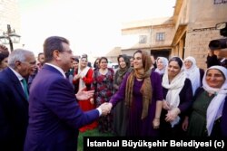 İmamoğlu eve gelirken Türk’ün yakınlarıyla da selamlaştı.