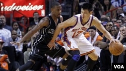 Pemain guard Miami Heat, Mario Chalmers (kiri) menghadang Jeremy Lin pada sebuah pertandingan baru-baru ini di Miami, Florida.