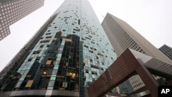 Razbijeni prozori na zgradama u Hjustonu (Foto: AP/David J. Phillip)