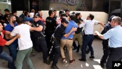 ប៉ូលិស​បាន​ កាល​ពី​ថ្ងៃ​ទី​១៩ ខែ​កក្កដា បាន​ព្យាយាម​រារាំង​ហ្វូង​មនុស្ស​ដែល​​វាយ​ប្រហារ​ចៅក្រម​ម្នាក់ដែល​ពួក​គេ​ជឿ​ថា​ជា​អ្នក​រៀប​ចំ​គម្រោង​ធ្វើ​រដ្ឋ​ប្រហារ​ក្នុង​ទីក្រុង​ Erzurum ប្រទេស​តួកគី។