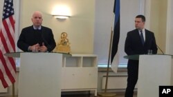 Senator Amerika Serikat, John McCain (kiri), berbicara dalam konferensi pers bersama PM Estonia, Juri Ratas di Tallinn, 27 Desember 2016. (AP Photo/Vitnija Saldava) 