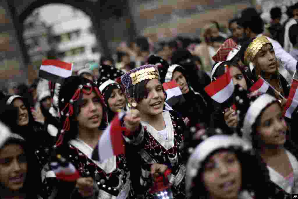 Gadis-gadis di Yaman memakai baju tradisional dalam festival untuk menyambut Ramadan di kota tua Sanaa, Yaman (8/7). (AP/Hani Mohammed)