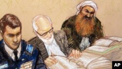 Sketsa gambar tertuduh otak serangan 11 September 2001, Khalid Sheikh Mohammed (kanan) saat hadir dalam pembacaan tuduhan di Guantanamo 12 Februari tahun 2013 (foto: dok).