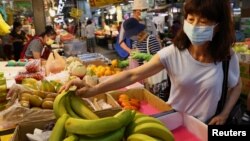 타이베이의 한 시장에 진열된 과일들.