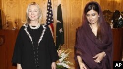 Menlu AS Hillary Clinton mendapat jaminan dari Menlu Pakistan Hina Rabbani Khar (kanan) soal akan dibukanya kembali jalur perbekalan NATO, dalam pembicaraan via telepon (foto: dok).