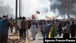 Wapinzani wa mapinduzi ya kijeshi ya Sudan waandamana kaskazini mwa Khartoum huku polisi waliwafyetulia mabomu ya kutoa machozi, Nov. 13, 2021.