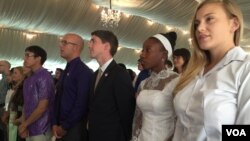 អ្នកស្ម័គ្រចិត្ត​នៃ​ទីភ្នាក់ងារ Peace Corps របស់​អាមេរិក ចំនួន​៦៩​នាក់ ស្បថ​ចូល​ធ្វើការ​ជាមួយ​​ប្រជាជន​កម្ពុជា​នៅ​តាម​សហគមន៍​​ក្នុង​១៧​រាជធានី ខេត្ត នៅ​ព្រឹក​ថ្ងៃសុក្រ ទី​១៦ ខែកញ្ញា ឆ្នាំ​២០១៦។ (កាន់ វិច្ឆិកា/VOA) 