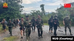 NUG ကာကွယ်ရေးဝန်ကြီး ဦးရည်မွန်အား စစ်ကိုင်းတိုင်းပင်လည်ဘူးမြို့အတွင်း တွေ့ရစဉ် (အောက်တိုဘာ ၁၅၊ ၂၀၂၄)