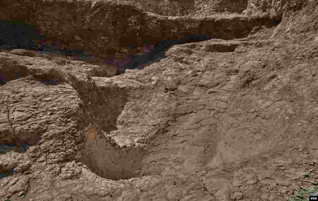 Besides KV (T), is a tank KV(U) for the storage of water for the workmen to drink daily . (H. Elrasam/VOA) 