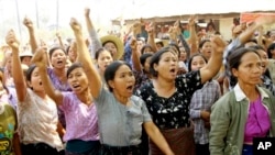 လက်ပန်းတောင်းတောင် ကြေးနီစီမံကိန်းကို ကန့်ကွက်ဆန္ဒပြနေသူ ဒေသခံအမျိုးသမီးများ