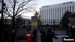 Des équipes de télévision devant l'ambassade russe à Washington le 29 déembre 2016