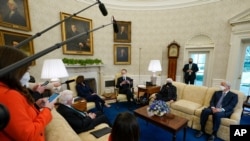 Presiden AS Joe Biden didampingi Wakil Presiden Kamala Harris dan Menteri Keuangan Janet Yellen bertemu denga
para pemimpin bisnis untuk membahas paket bantuan pandemi virus corona di Gedung Putih, Selasa, 9 Februari 2021.