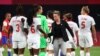 La coach de football féminin du Canada, Bev Priestman, serre la main de ses joueuses après un match lors des Jeux olympiques de Tokyo 2020 à Sapporo, au Japon - 24 juillet 2021. 