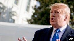 Predsednik Tramp razgovara sa novinarima ispred Bele kuće u Vašingtonu, 8. novembra 2019. 