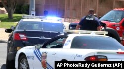 Para petugas penegak hukum tiba dekat lokasi penembakan massal di sebuah pusat perbelanjaan di Kota El Paso, Texas, 3 Agustus 2019. (Foto: AP)
