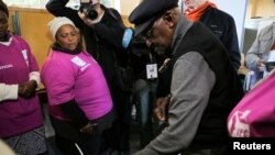 Archbishop Emeritus Desmond Tutu ya kada tashi kuri'a wurin zabe