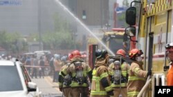 Masu kashe gobara a kamfanin batir na Hwaseong a Korea ta Kudu Yuni 24, 2024.