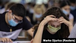 Polaganje prijemnog ispita za falkultete na Beogradskom sajmu, arhivska fotografija