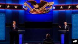 ប្រធានាធិបតីសហរដ្ឋអាមេរិកលោក Donald Trump បេក្ខជនប្រធានាធិបតីខាងគណបក្សសាធារណរដ្ឋ និងលោក Joe Biden អតីតអនុប្រធានាធិបតីនិងបេក្ខជនប្រធានាធិបតីខាងគណបក្សប្រជាធិបតេយ្យ ជជែកដេញដោលគ្នាលើកទី១ នៅទីក្រុង Cleveland រដ្ឋ​ Ohio ថ្ងៃទី២៩ ខែកញ្ញា ឆ្នាំ២០២០។ 