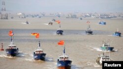 Kapal penangkap ikan bertolak dari pelabuhan Shenjiawan di Zhoushan, Zhejiang, China (17/9/2012). China dan Jepang terlibat dalam sengketa wilayah kepulauan Senkaku atau Diaoyu di Laut China Timur.
