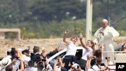 Paus Fransiskus melewati kerumunan orang di Taman Samanes, tempat ia melakukan misa di Guayaquil, Ekuador, Senin, 6 Juli 2015.