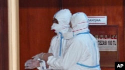 Arhiva - Na ovoj fotografiji napravljenoj 5. aprila 2017. vide se eksperti Svetske zdravstvene organizacije koji učestvuju u autopsiji u bolnici u Adanu, u Turskoj. (DHA-Depo Photos via AP)