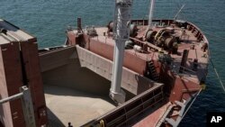 Les cargos chargés de céréales, au centre d'un enjeu mondial de sécurité alimentaire, étaient jusque-là en grande partie coincés dans les ports d'Ukraine depuis samedi.