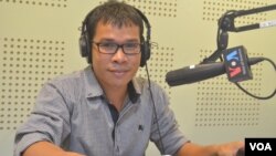 លោក អ៊ូ រិទ្ធី សហស្ថាបនិក​ក្រុម​យុវជន​ «កាហ្វេនយោបាយ‍» (Politikoffee) ចូល​រួម​ជា​វាគ្មិន​អំពី​«ការ​ទាមទារ​របស់​យុវជន​ឲ្យ​មាន​ការ​ជជែក​ដេញដោល​គ្នា​អំពី​គោលនយោបាយ​រវាង​មេដឹកនាំ​គណបក្ស​ប្រកួតប្រជែង​គ្នា‍» នៅ​ក្នុង​កម្មវិធី​ Hello VOA ថ្ងៃ​ច័ន្ទ​ទី០៩ ខែ​កុម្ភៈ​ ឆ្នាំ​២០១៥។ (លឹម សុធី/VOA)