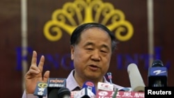 Pemenang hadiah Nobel Sastra 2012, Mo Yan, dalam jumpa pers di Gaomi, propinsi Shandong (12/10).