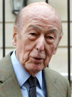 FILE - French former President Valery Giscard d'Estaing speaks to the media in Paris, April 8, 2013.
