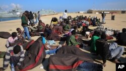 Des migrants africains se reposent après avoir été secourus par la Garde côtière libyenne à l'ouest de Tripoli, Libye, 21 décembre 2015. 