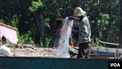 រូបឯកសារ៖ អ្នក​នេសាទ​ម្នាក់​ កំពុង​រៀប​ចំ​សំណាញ់​នៅ​ក្នុង​ភូមិ​កំពង់​ភ្លុក ខេត្ត​សៀមរាប​ កាល​ពី​ថ្ងៃ​ទី​៥​ ខែ​ធ្នូ​ ឆ្នាំ​២០១៥។ កំពង់​ភ្លុក​ គឺ​ជា​សហគមន៍​នេសាទ​ស្ថិត​នៅក្នុង​ខេត្ត​សៀមរាប​ទឹក​ដី​អង្គរ​ក្បែរ​បឹង​ទន្លេសាប​ ដែល​ប្រជាជន​ជា​ច្រើន​ពាន់​គ្រួសារ​រស់​នៅ។​ ​ (នូវ​ ពៅ​លក្ខិណា/VOA)​