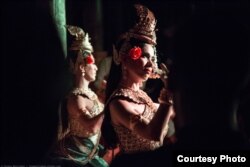 លោក​ដួង វាសនា និង​លោក​ចំរើន ដារ៉ា អ្នក​របាំ​នៃ​ក្រុម​របាំ Prumsodun Ok & NATYARASA ធ្វើ​ការ​សម្តែង​ជា​លើក​ដំបូង​នៅ​ប្រទេស​កម្ពុជា ក្នុង​ខេត្ត​សៀមរាប កាល​ពី​ថ្ងៃ​ទី១៤ ខែ​កក្កដា ឆ្នាំ​២០១៧។ (រូបថត៖ Tom Whittaker)