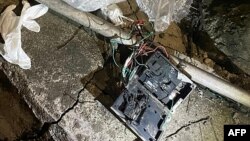 Obyek tak dikenal yang dipercaya merupakan bagian dari materi propaganda Korea Utara, ditemukan di sebuah halaman rumah di Seoul. (Foto: Handout/South Korean Defence Ministry/AFP)