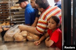 یک نانوایی در خان یونس، نوار غزه - ۲۲ مهر ۱۴۰۲