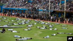 Bikin tunawa da kashin kare dangi da aka yi a Rwanda inda wasu suka kwanta kamar gawarwaki kamar abun da ya faru a wannan filin shekaru 20 da suka gabata.