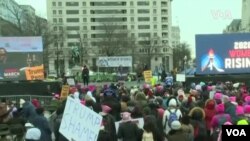 សកម្មជន​ពី​គ្រប់ទិសទី​បាន​ប្រមូល​ផ្ដុំ​គ្នា​នៅ​រដ្ឋធានី​វ៉ាស៊ីនតោន កាល​ពី​ថ្ងៃ​សៅរ៍ ដើម្បី​ដើរ​ដង្ហែ​ក្បួន​សម្រាប់​សិទ្ធិ​ស្ត្រី​នៅ​ឆ្នាំ​ទី​៤។