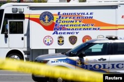 Polisi dikerahkan di lokasi penembakan massal di luar cabang Old National Bank dekat stadion bisbol Slugger Field di pusat kota Louisville, Kentucky, AS, 10 April 2023. (Foto: REUTERS/Jeffrey Dean)