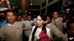 ဂျပန်နိုင်ငံကို သီတင်းတစ်ပတ်ကြာထွက်ခွာမည့် ဒေါ်အောင်ဆန်းစုကြည်အား မင်္ဂလာဒုံ နိုင်ငံတကာ လေဆိပ်တွင် တွေ့ရစဉ်။ (ဧပြီ ၁၂၊ ၂၀၁၃။)