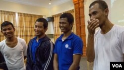 (ពីឆ្វេងទៅស្ដាំ) អតីតបុរសចំណាប់ខ្មាំងលោកនូ បូរី (២៦ឆ្នាំ) លោក គីន គឹមហេន (៣៣ឆ្នាំ) លោកអែម ភូមិមុន្នី (៣៣ឆ្នាំ) និងលោកញ៉ែម សុខសាន្ត (៣៧ឆ្នាំ) និយាយជាមួយមន្រ្តីរដ្ឋាភិបាល និងបុគ្គលិកអង្គការការីតាសកម្ពុជា បន្ទាប់ពី​សន្និសីទសារពត៌មាននៅថ្ងៃអង្គារ ទី១ ខែវិច្ឆិកា ឆ្នាំ២០១៦ នៅរាជធានីភ្នំពេញ។ ពលរដ្ឋកម្ពុជាចំនួនបួននាក់ ស្ថិតក្នុង​ចំណោម​ពលករនេសាទទាំង២៩នាក់នៅលើកប៉ាល់តៃវ៉ាន់ FV Naham 3 ដែលដោតទង់ជាតិប្រទេសអូម៉ង់ ត្រូវក្រុមចោរសមុទ្រសូម៉ាលីចាប់ជំរិត នៅខែមីនា ឆ្នាំ ២០១២ នៅភាគខាងត្បូងប្រទេសសីស្សែល (Seychelles)នៃទ្វីបអាហ្វ្រិក។ (ឡេង ឡែន/VOA)