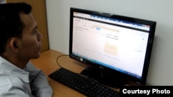 និស្សិត​ខ្មែរ​ម្នាក់​កំពុង​ប្រើ​កម្មវិធី​បកប្រែ​លើ​អ៊ីនធឺណិត​ Google Translate ដើម្បី​បកប្រែ​រវាង​ភាសា​ខ្មែរ​និង​ភាសា​បារាំង។ ក្រុមហ៊ុន Google បាន​សម្ពោធ​កម្មវិធី​ថ្មី​នេះ​កាល​ពី​អំឡុង​បុណ្យ​ចូល​ឆ្នាំ​ខ្មែរ​កាល​ពី​ខែ​មេសា ដោយ​បាន​បញ្ចូល​ភាសា​ខ្មែរ​ជា​ភាសា​ទី​៦៦​ក្នុង​ប្រព័ន្ធ​បកប្រែ​របស់​ខ្លួន។ (Courtesy of Divon Lan)