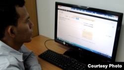 A Cambodian student uses Google's new Khmer online translation service between Khmer and French. Google Translate released Khmer as its 66th language on its online translation service around Cambodian new year, 2013. (Courtesy of Divon Lan)