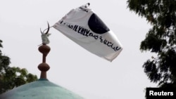 Bendera Boko Haram di sebuah masjid di Afrika.