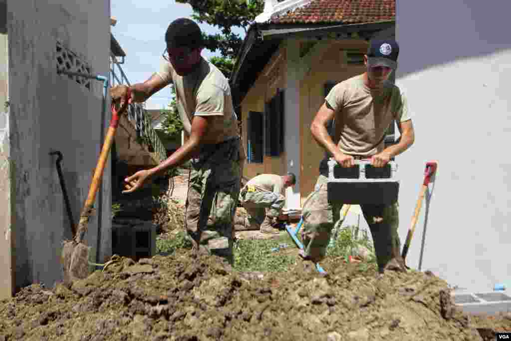 កងវិស្វកម្មទ័ពអាកាសសហរដ្ឋអាមេរិកជាមួយទាហានកម្ពុជាប្រមាណជាង៨០នាក់ចូលរួមជុសជុលអាគារសិក្សានៅស្រុកកំពង់ត្រាច ខេត្តកំពត កាលពីថ្ងៃពុធ ទី១៥ ខែមិថុនា ឆ្នាំ២០១៦។