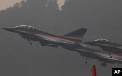 중국 광둥성 남부 해안 주하이에서 열린 제8회 중국 국제 항공 및 우주 전시회에서 젠(J)-10 전투기가 시범 비행을 위해 이륙하고 있다.