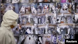 한국 평택 시내 의료시설 관계자가 지난달 29일 신종 코로나바이러스 감염증 중환자들을 살피는 모니터 앞을 지나고 있다. 