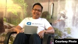 북한 평양 시민들이 2017년 새해 첫날을 맞아 만수대 언덕에 있는 김일성 주석과 김정일 국방위원장 동상에 헌화하고 있다.