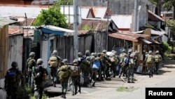 Marinir Filipina bergerak maju melawan kelompok Maute di Kota Marawi di Filipina selatan, 29 Mei 2017 (Foto: dok).